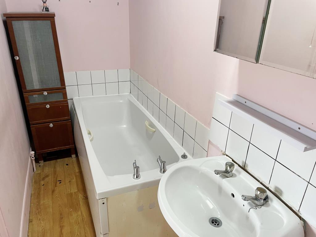 Lot: 175 - SPACIOUS MAISONETTE IN NEED OF UPDATING AND REFURBISHMENT -